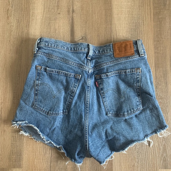 Levi’s Ribcage Shorts - Picture 3 of 6